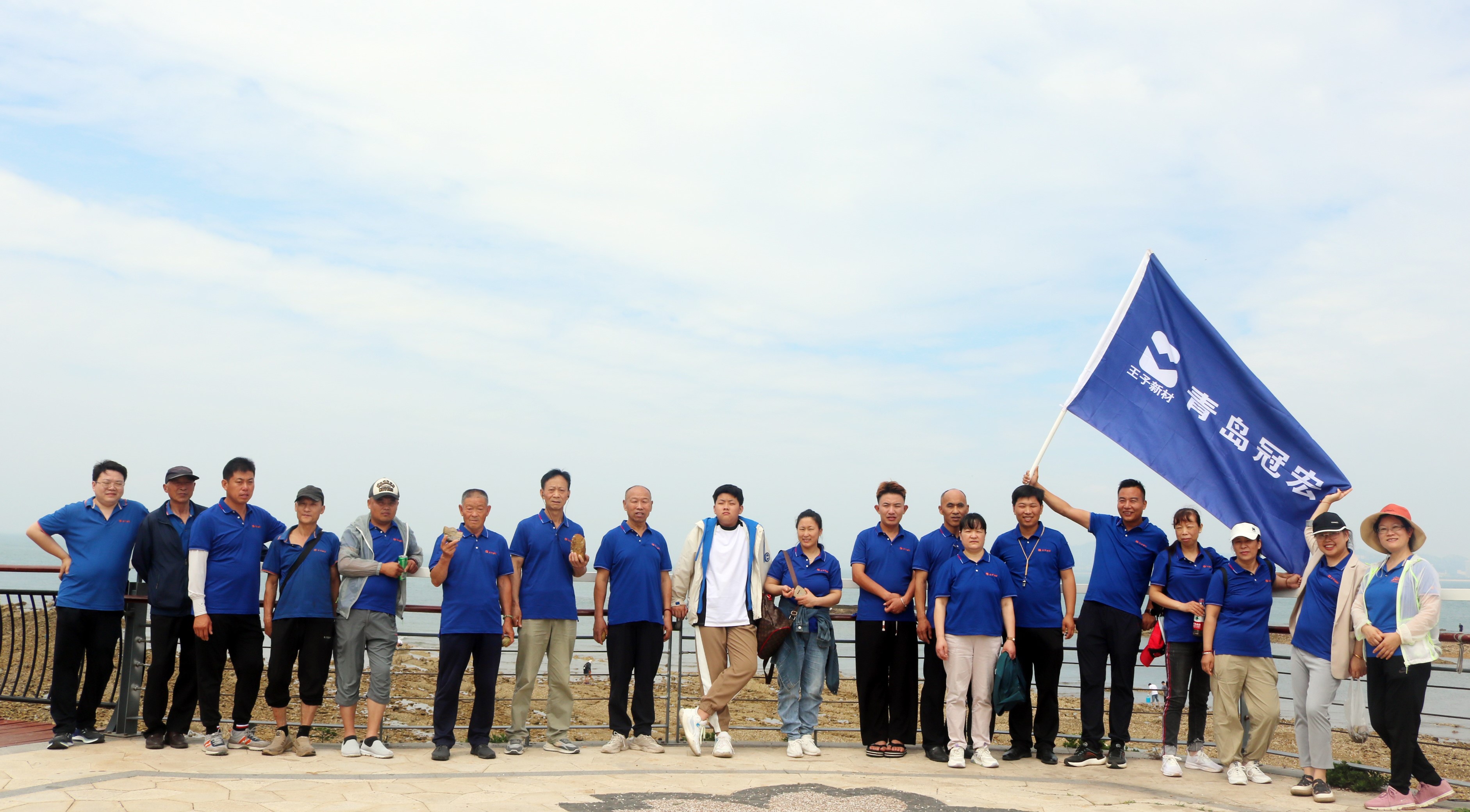 為推動員工全面了解企業(yè)文化，增進領導與員工之間的了解與共識，增強全體成員的凝聚力與向心力，提高員工工作的熱情和積極性，青島冠宏包裝有限公司開展了為期一天的海邊團建之旅，一同去踏海逐浪，放松心情。讓我們一起迎接一個充滿活力與歡笑的海邊團建活動！